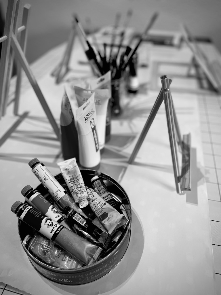 Materiales de pintura en el taller: óleos, acrílicos y caballetes